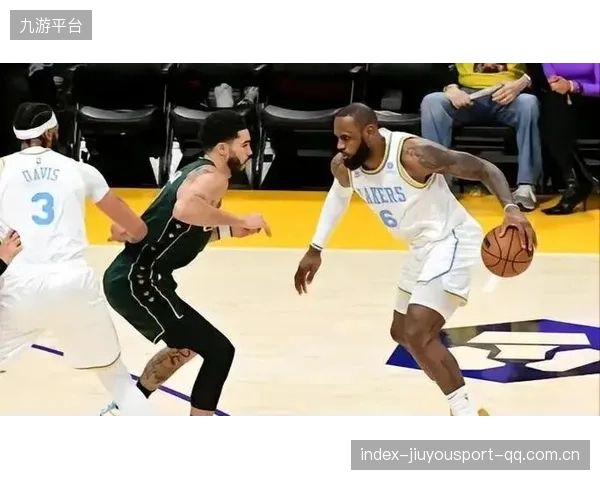 NBA大战里凯：湖人半场63比50领先勇士，里凯组合耀眼！